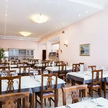 Ambasciatori 3* مارينا دي بييتراسانْت